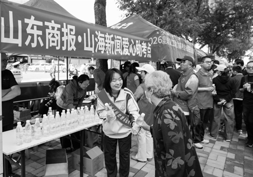 在山东省实验中学考点,本报爱心助考点暖心护航。记者 赵天羿 摄